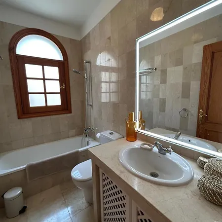 Oasis - Beautiful House With Private Pool