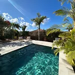 Oasis - Beautiful House With Private Pool 펜션