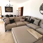 Oasis - Beautiful House With Private Pool 펜션