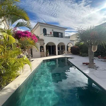 Oasis - Beautiful House With Private Pool 펜션