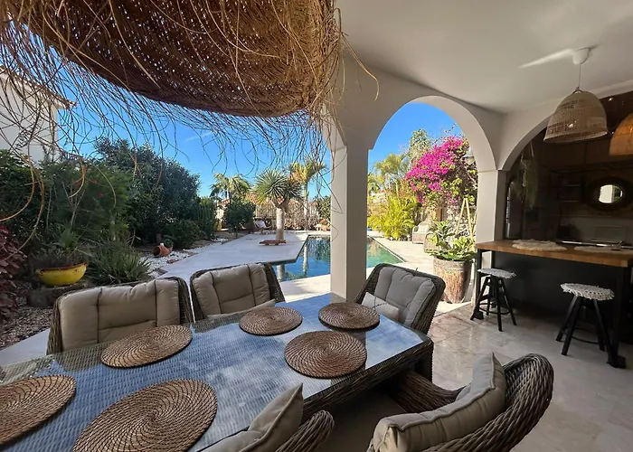 Oasis - Beautiful House With Private Pool